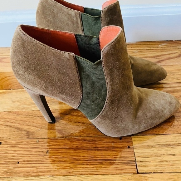 Via Spiga taupe suede ankle bootie with green fabric detail. 4.5 “ heel. Size 8. - Picture 2 of 10